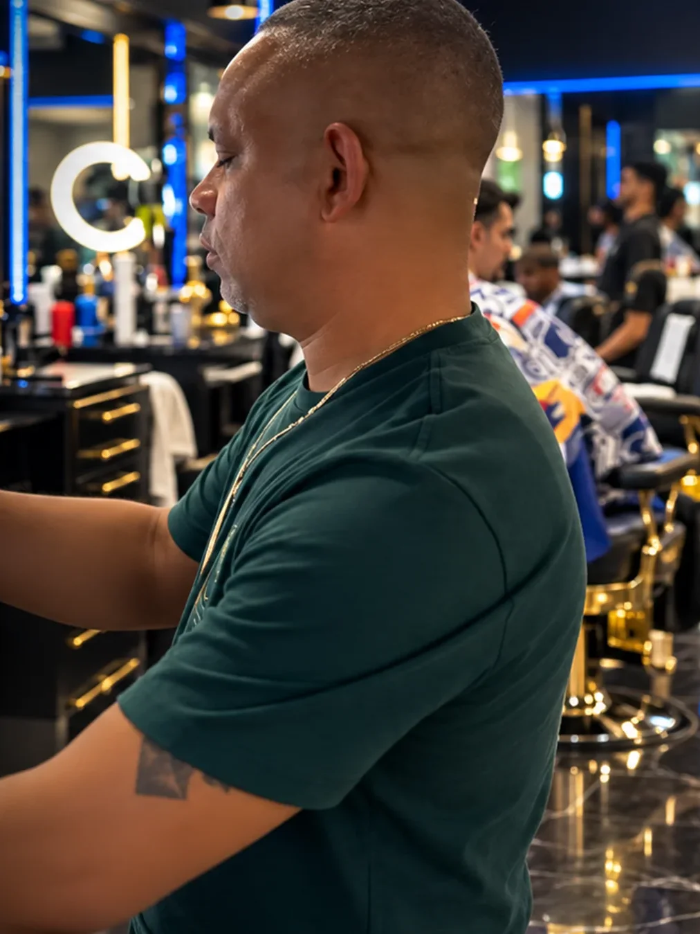 Barberos de Nitro Barber Shop trabajando