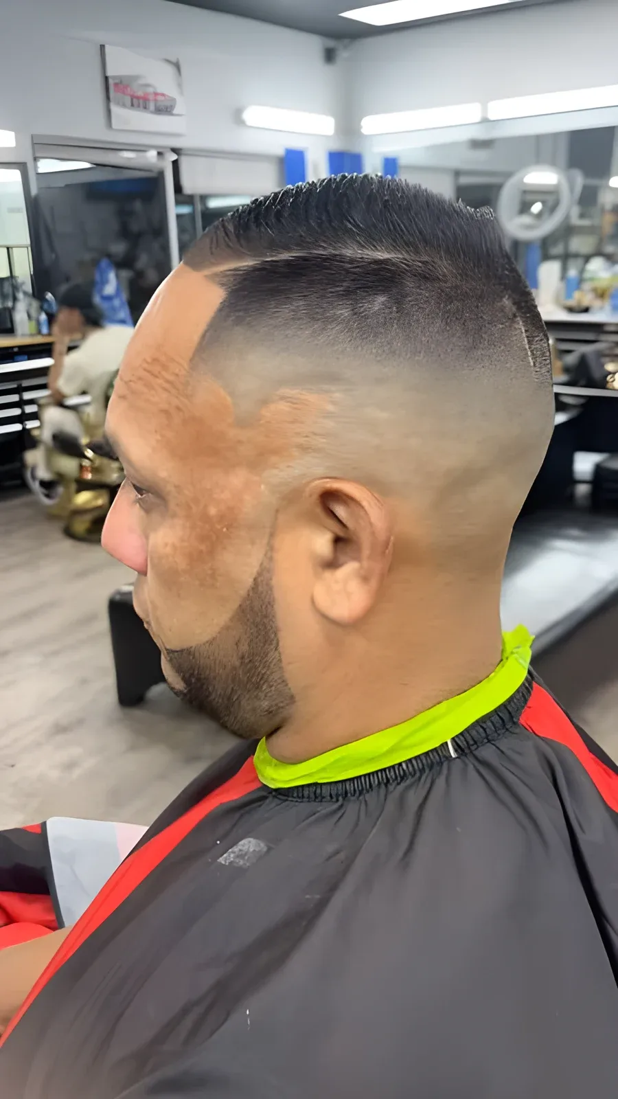 Skin fade con barba perfilada
