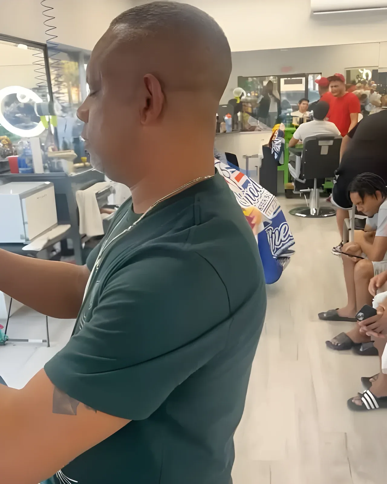 La barbería trabajando
